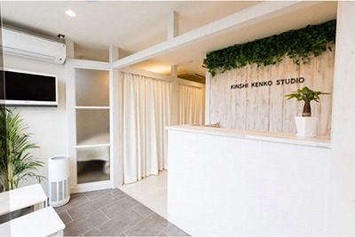 お着換え等のご準備を個室にて行っていただきます。カーテン仕切りの簡易個室ではなく、壁に覆われてドアもあるプライベート空間です。施術着は当店での用意がありますが、ご持参していただいてももちろん大丈夫ですし、整体のコースであればお着換えなしでも可能です。小顔や足裏、ハイパーナイフのコースに関してはオイルやクリームがついてしまいますので、お着換えをお願いしております。