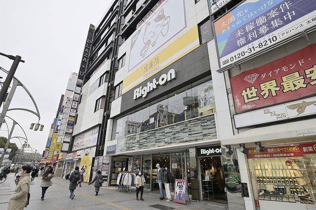 「上野駅」より① 不忍口を出られたら、横断歩道を渡って右斜め前へお進みください。