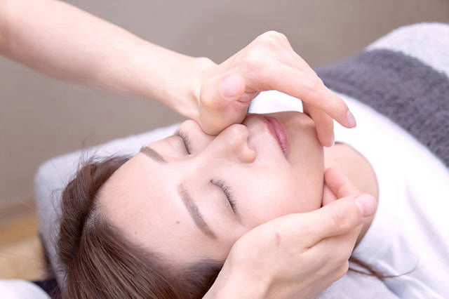 【整体・小顔特化サロンだからできるハイクオリティ施術】首肩のケアだけでは得られないスッキリ感の秘訣は頭や顎のマッサージ！デスクワークからくる眼精疲労、肩こり徹底改善